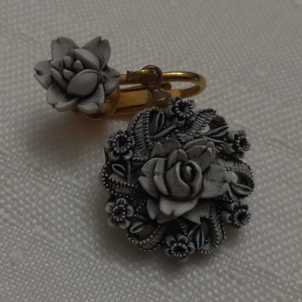 Vintage Black and White Molded Celluloid Flower Earrings - Picture 4 of 6